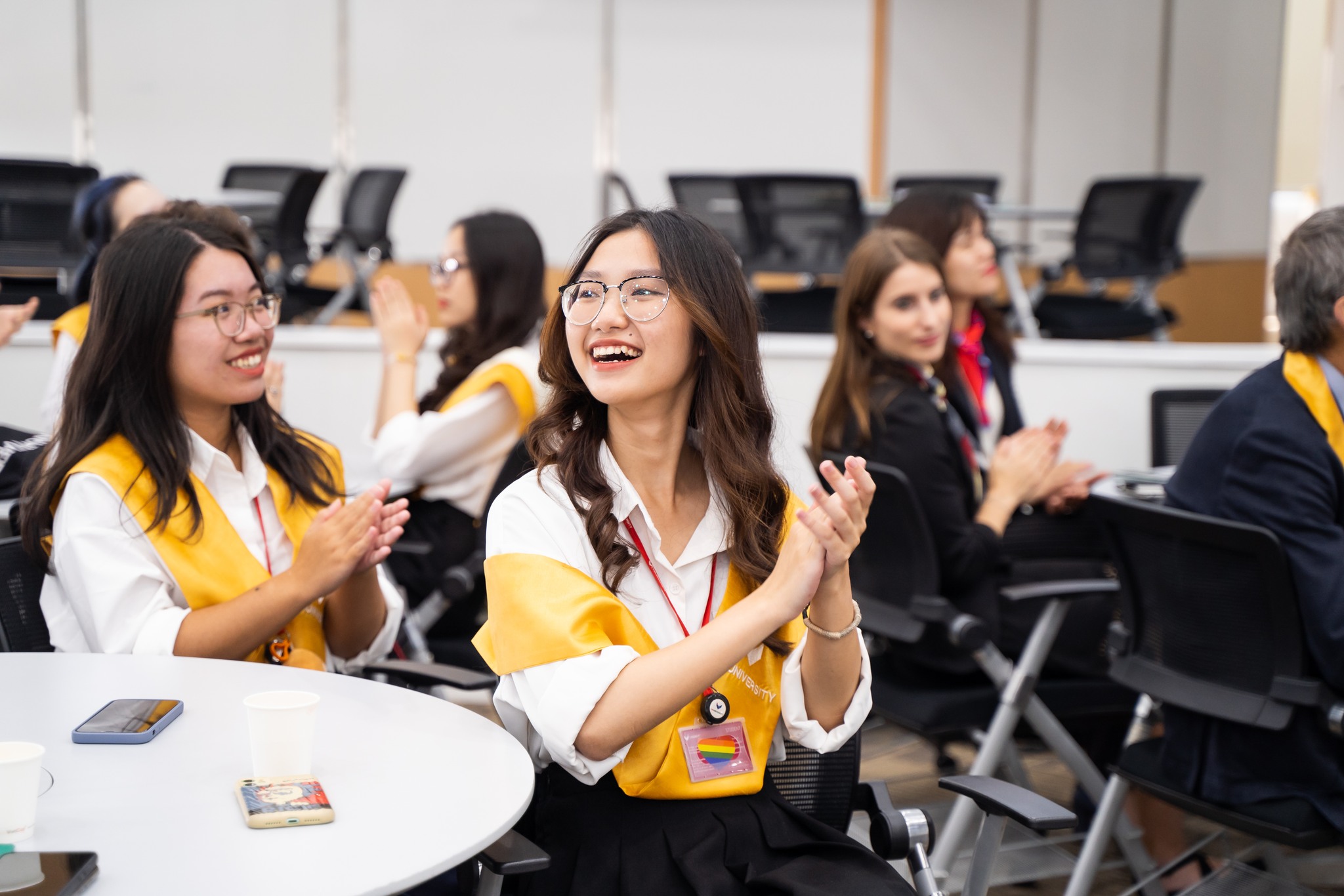 Students From the College of Business & Management and College of Engineering & Computer Science Meet and Discuss with Cornell Professors at the Student Award Ceremony